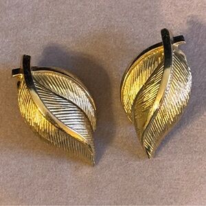CROWN TRIFARI VINTAGE GOLD TONE CLIP-ON EARRINGS SIGNED